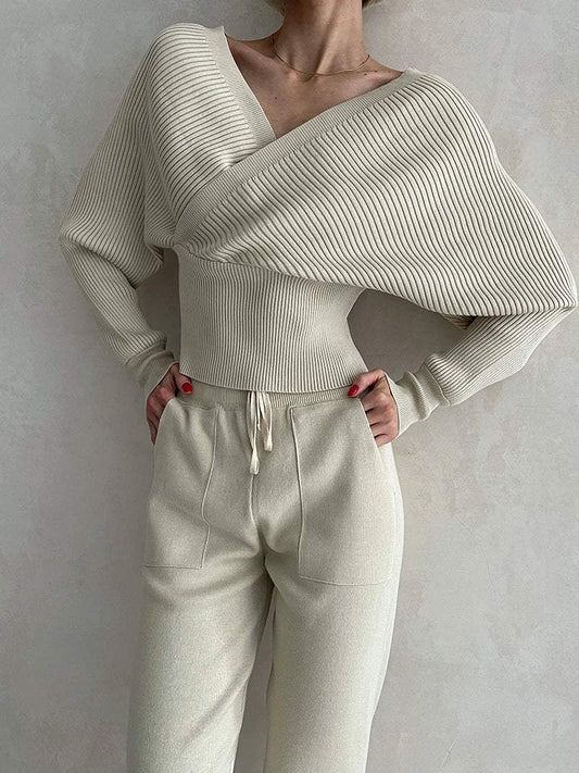 Asymmetrisches gestricktes Oberteil mit passender Hose