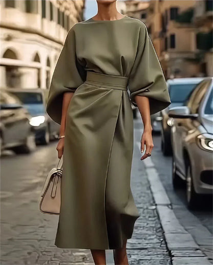 Elegantes Midikleid mit Glockenärmeln und Gürtel