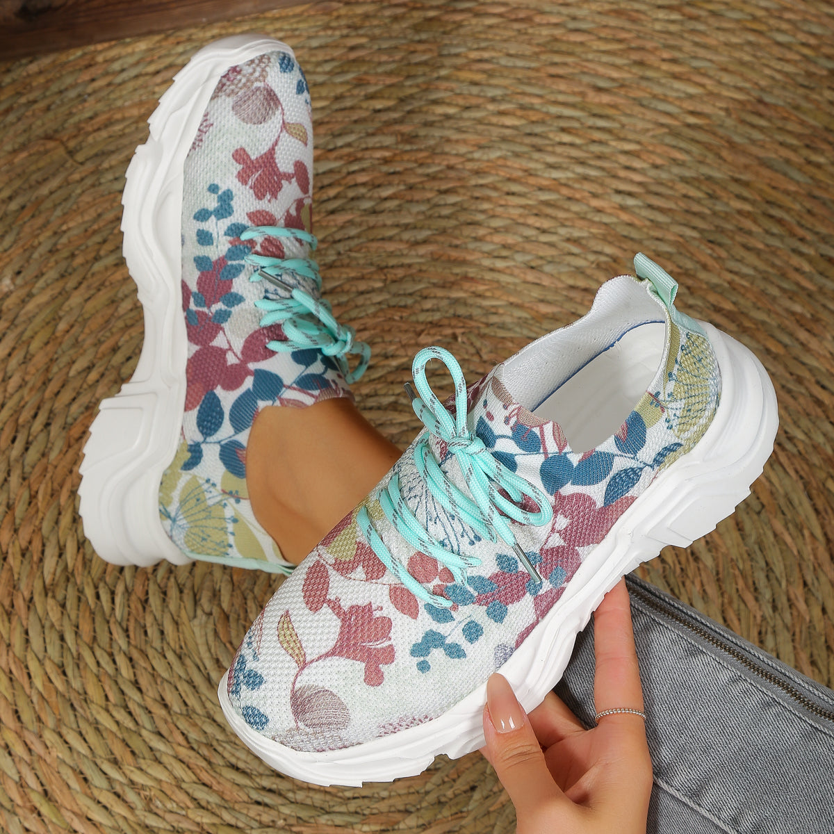 Orthopädische Turnschuhe mit Blumendruck und Schnürverschluss