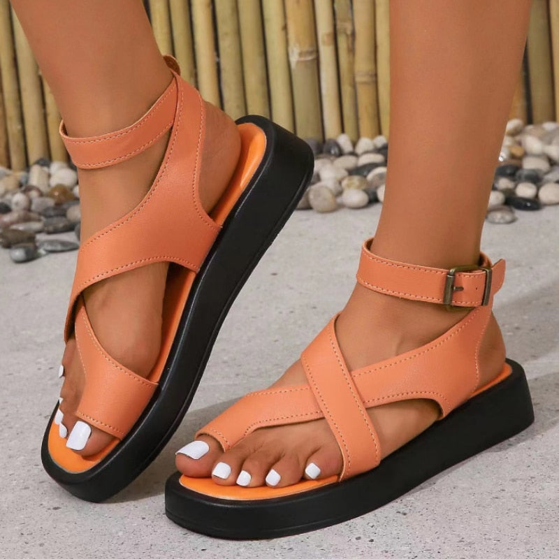 Flache Sandalen mit Riemchen mit verstellbaren Schnallen - Thora