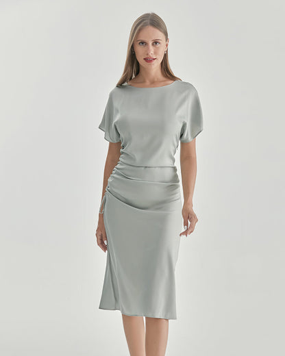 Elegantes Kleid mit kurzen Ärmeln und plissiertem Rock für einen raffinierten Look