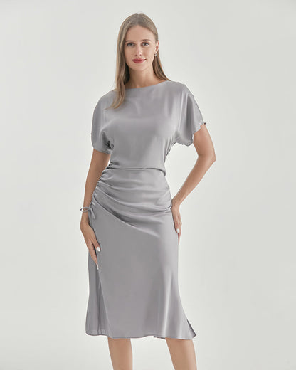 Elegantes Kleid mit kurzen Ärmeln und plissiertem Rock für einen raffinierten Look