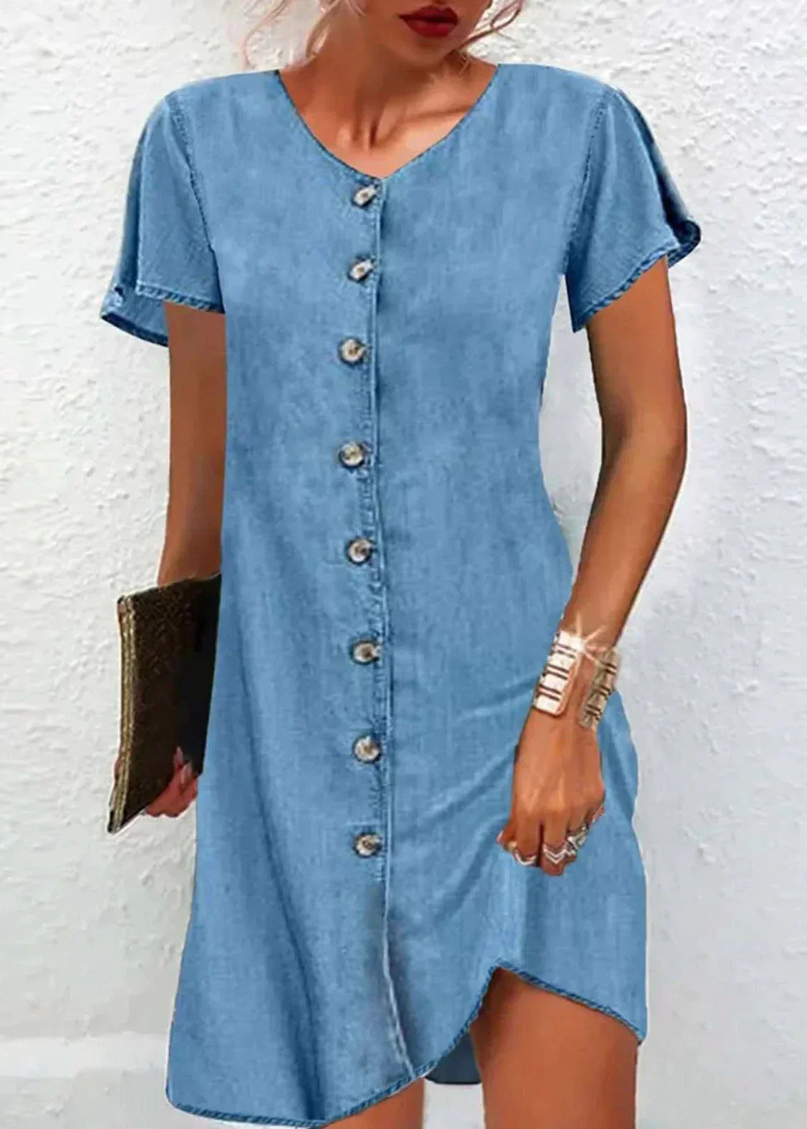 Schlichtes blaues Jeanskleid mit kurzen Ärmeln und V-Ausschnitt