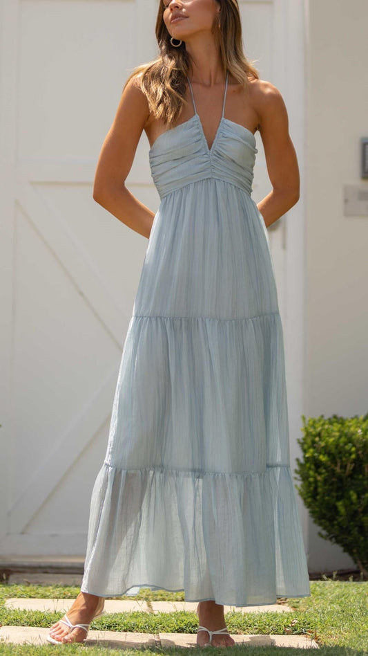 Glitzerndes blaues, transparentes und ätherisches langes Kleid bis zur Mitte des Körpers