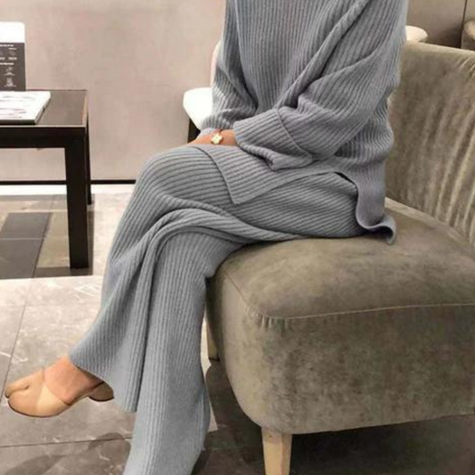 Lässiges Set aus Strickpullover und Hose