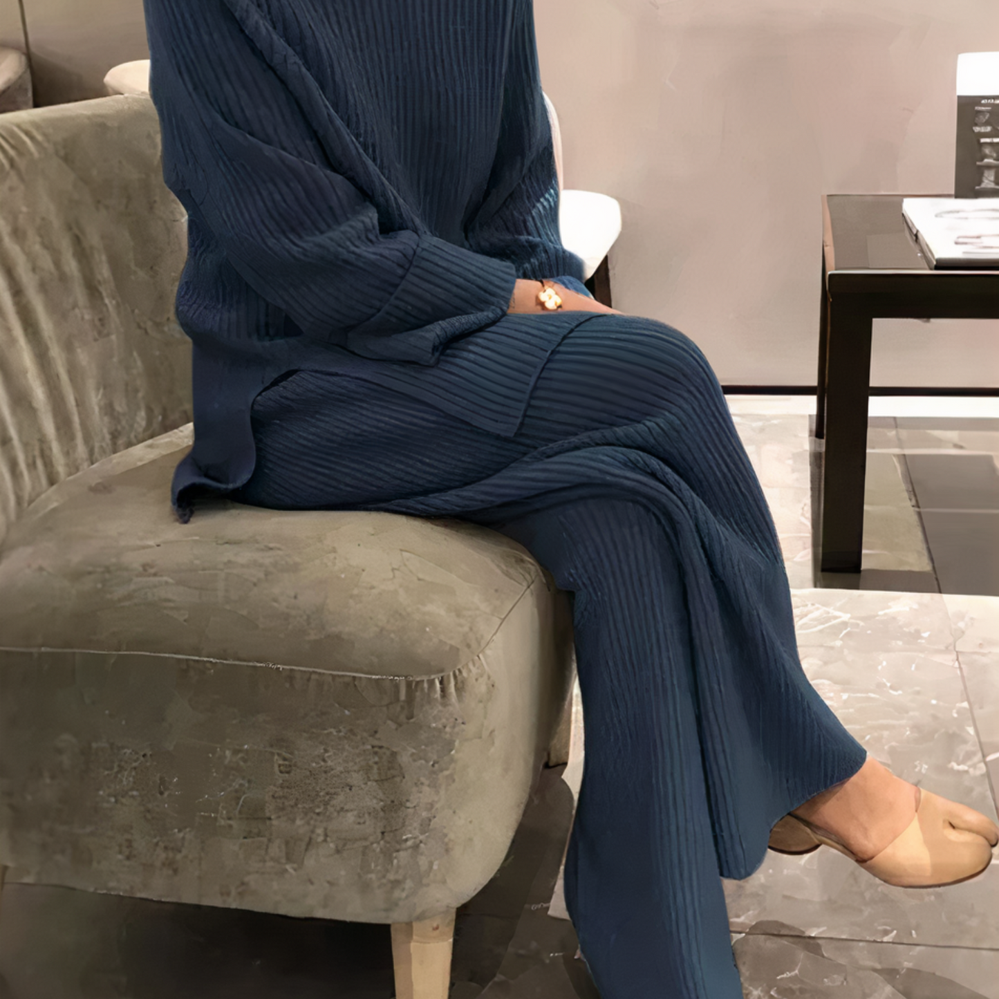 Lässiges Set aus Strickpullover und Hose