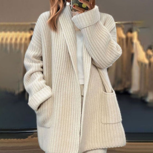 Gestrickte weiße Damenstrickjacke