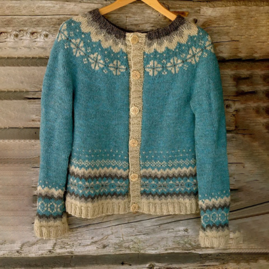 Klassische Damenstrickjacke mit Knöpfen