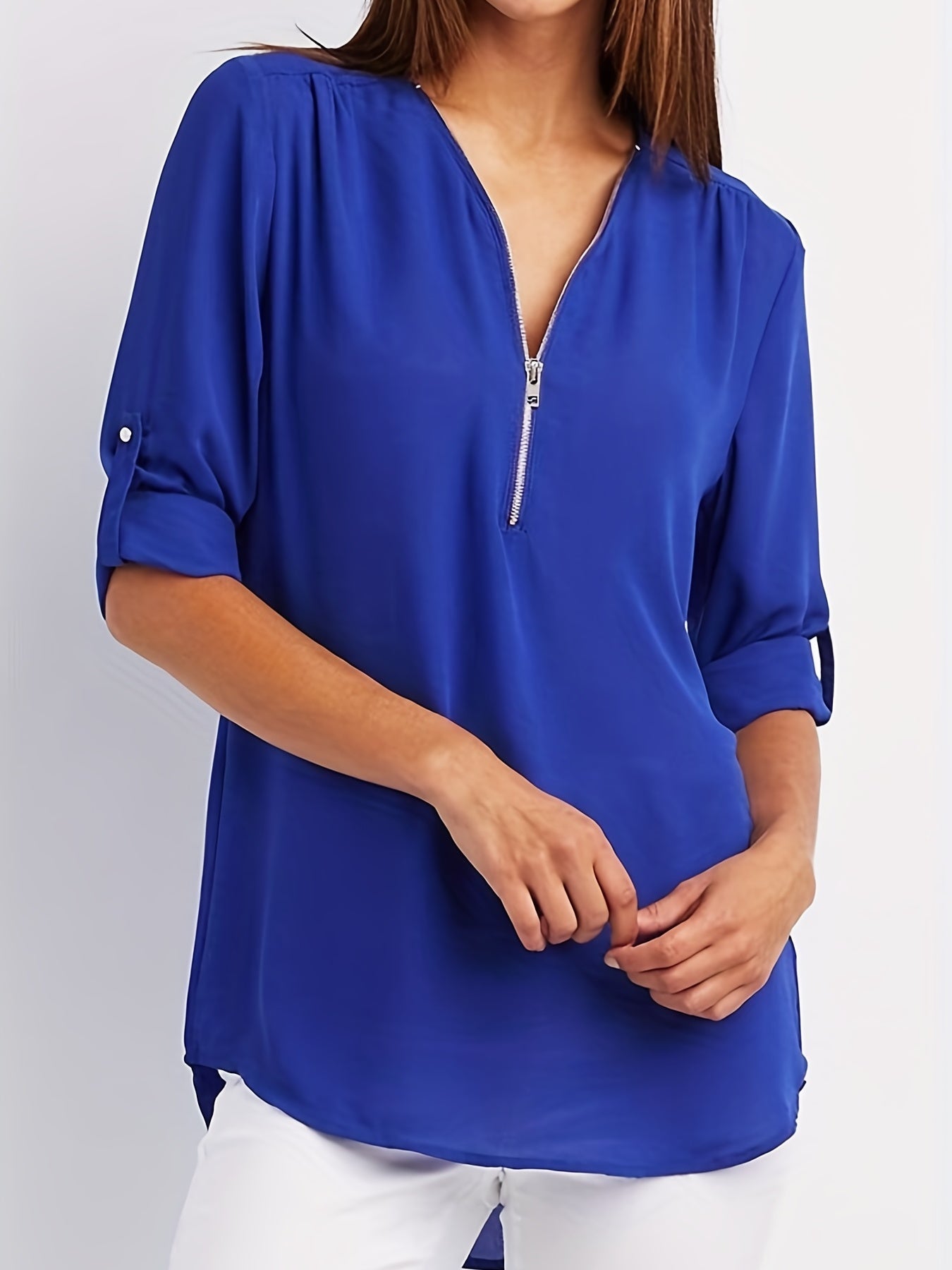 Bluse mit V-Ausschnitt - hochgekrempelte Ärmel und halber Reißverschluss