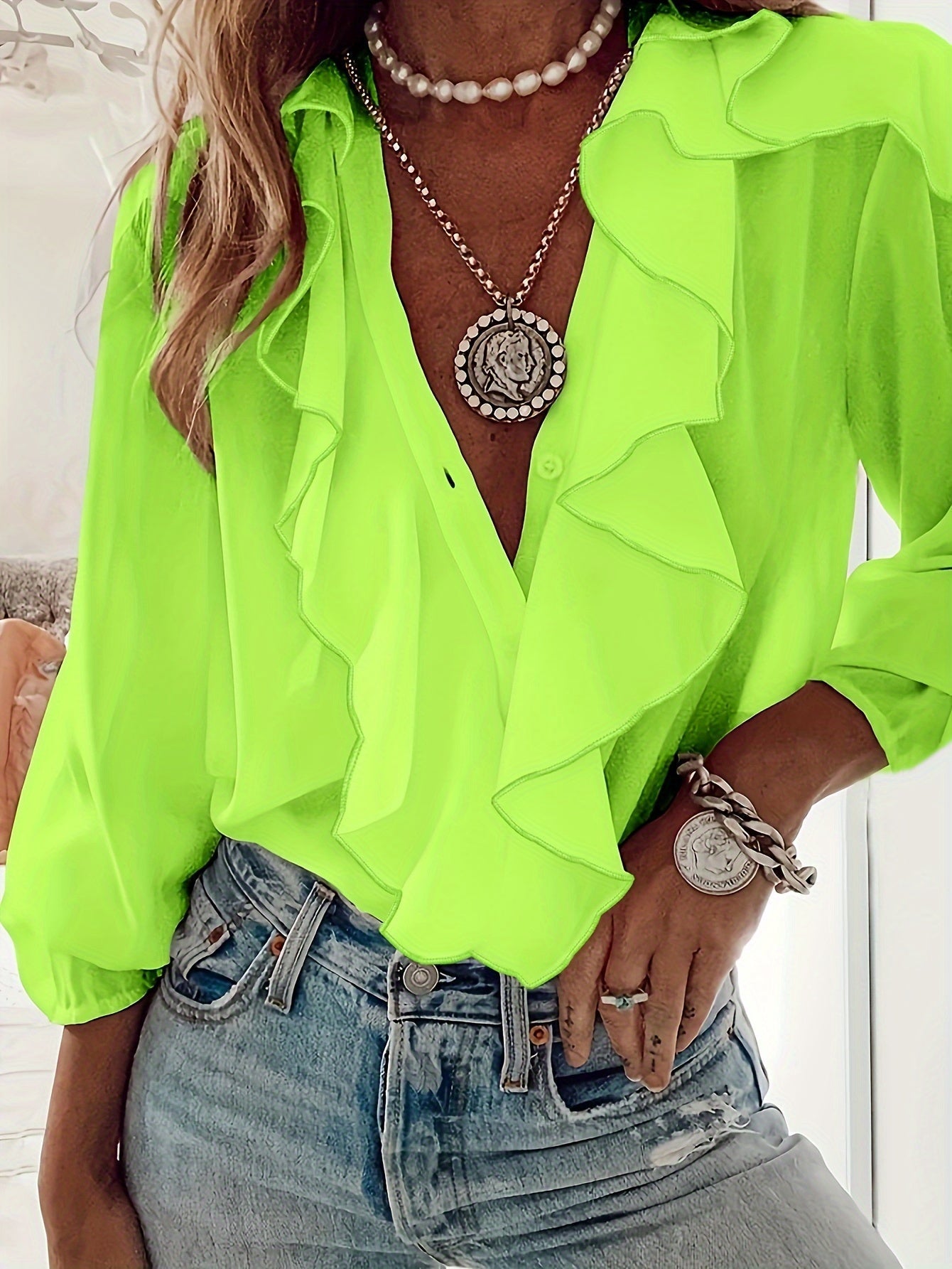 Bluse mit V-Ausschnitt, Rüschenkante und langen Ärmeln