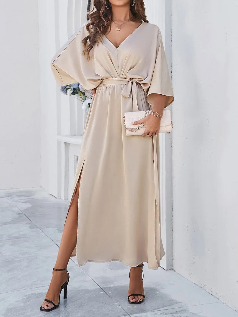 Elegantes langes Kleid mit Fledermausärmeln und Gürtel