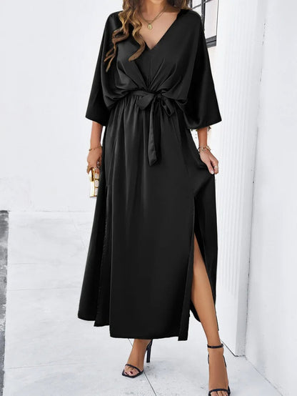 Elegantes langes Kleid mit Fledermausärmeln und Gürtel