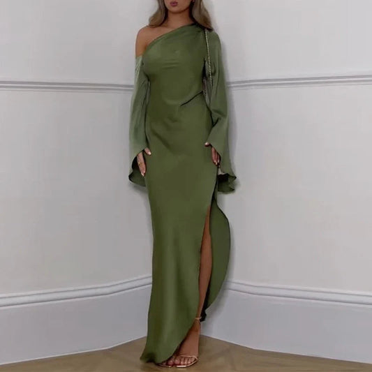 Langes Kleid mit asymmetrischem Ausschnitt und raffiniertem Schlitz für besondere Anlässe