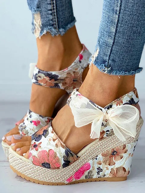 Sandalen mit Blumenschleife und offener Spitze - Ruthie