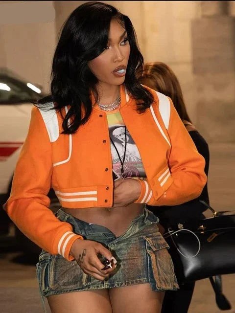 Annie - orangefarbene Streetwear-Jacke im Retro-Look