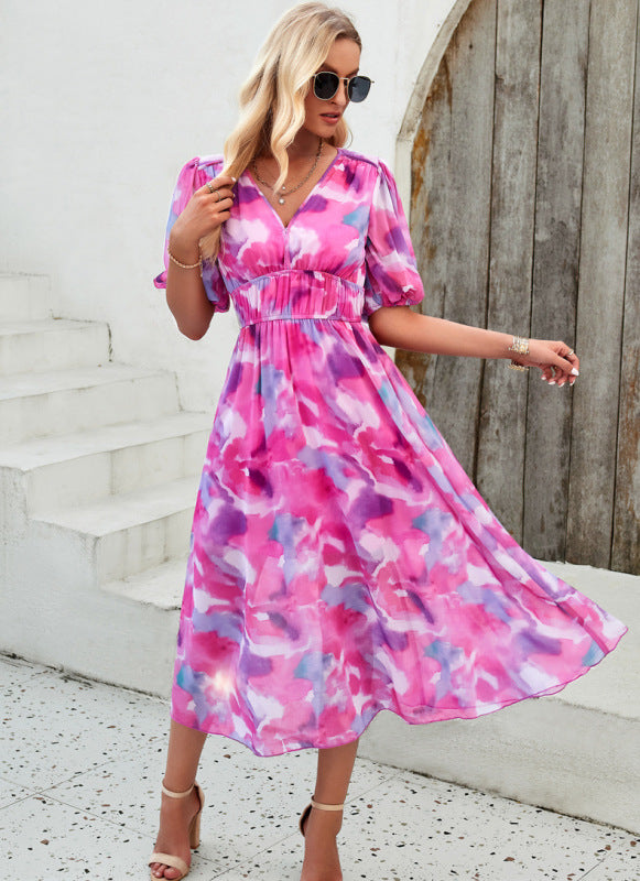 Elegantes langes Kleid mit V-Ausschnitt und zartem Print
