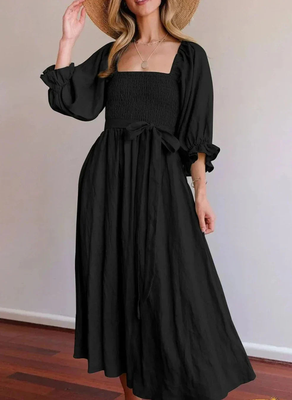 Elegantes Kleid im A-Linien-Schnitt mit quadratischem Ausschnitt und festen Rüschen