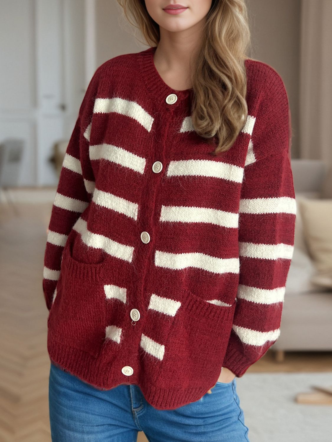 Lea - Gestreifte Strickjacke mit Knöpfen und langen Ärmeln für Frauen