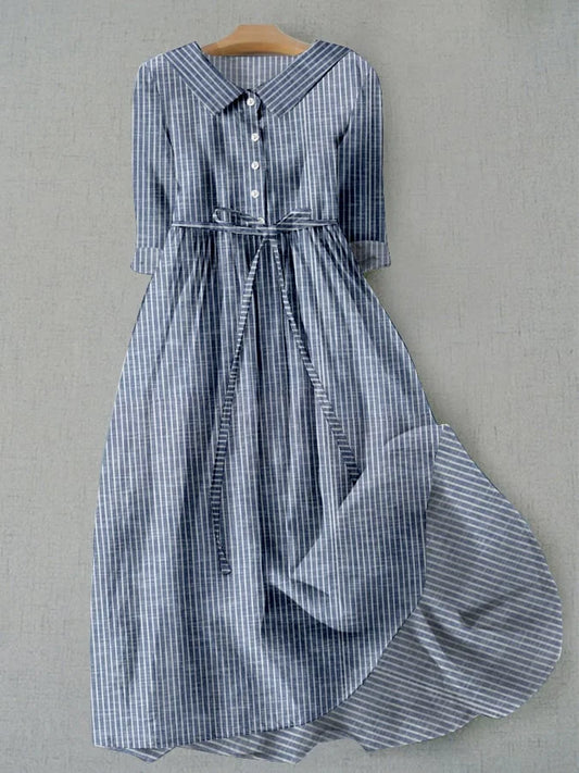 Gestreiftes und spitzenbesetztes Vintage-Kleid: Ein zeitloser Charmeur