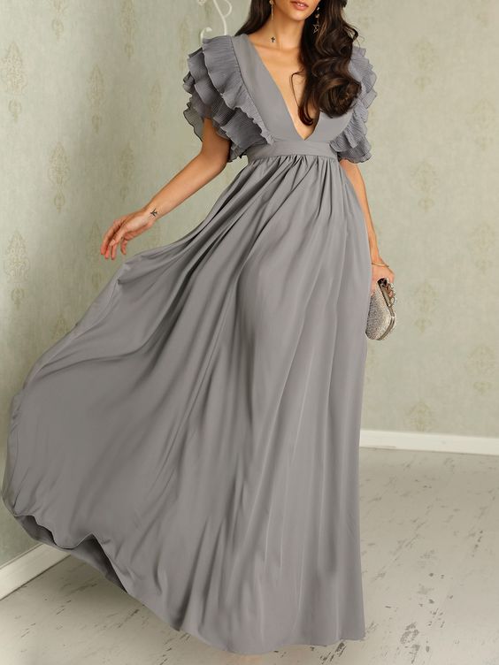 Elegantes langes Kleid mit tiefem Ausschnitt und kurzen Ärmeln mit Rüschen