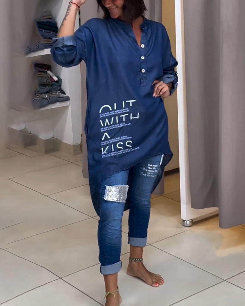 Bluse mit ungleichmäßigem Knopfverschluss und Schriftzugdruck