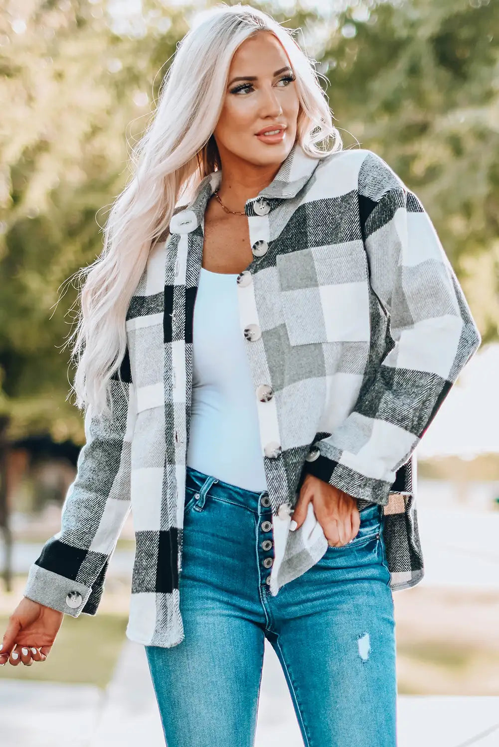 Khakifarbene Blockkarojacke für einen mühelosen Winterstil