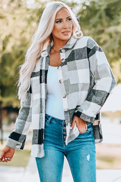 Khakifarbene Blockkarojacke für einen mühelosen Winterstil