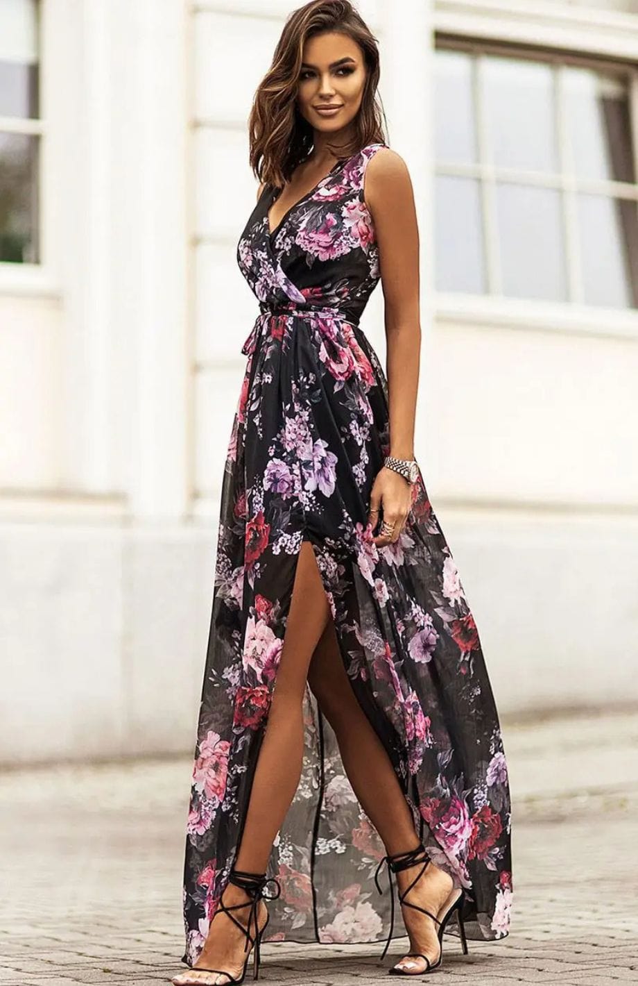 Langes, ärmelloses Kleid mit gekreuztem Ausschnitt und zartem Blumendruck