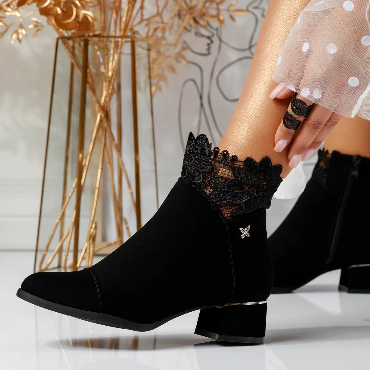 Stylische Lederstiefeletten mit Blumen