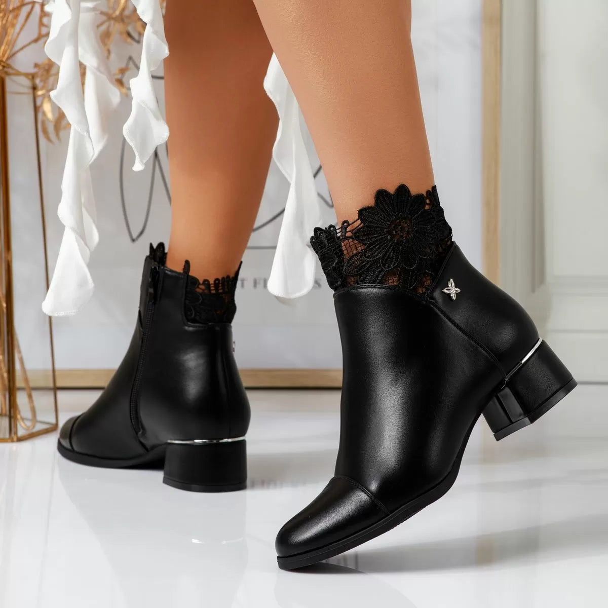 Stylische Lederstiefeletten mit Blumen