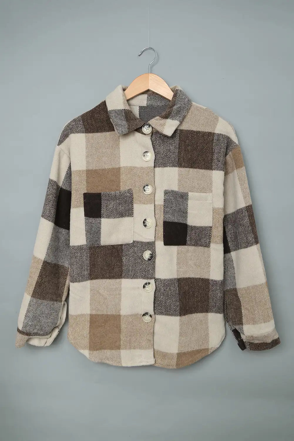 Khakifarbene Blockkarojacke für einen mühelosen Winterstil