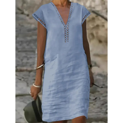 Kleid mit Rundhalsausschnitt und Spitzeneinsatz