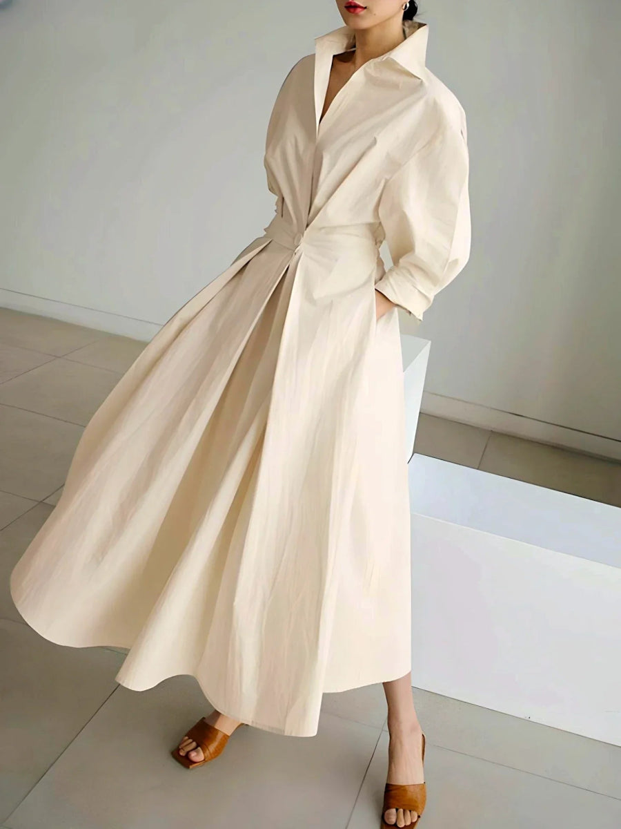 Langes Kleid mit eleganten Revers und langen Ärmeln in raffiniertem Stil