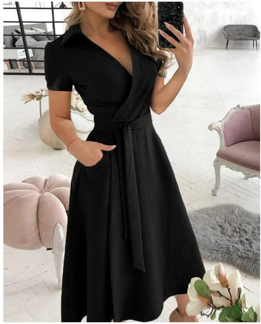Langes Kleid mit lässig umgeschlagenem Kragen und Gürtel
