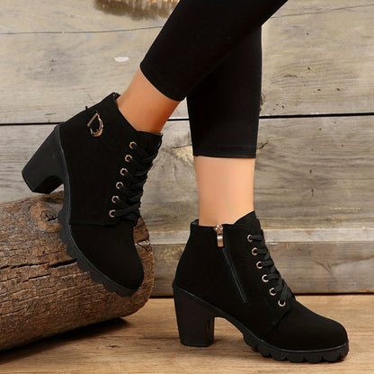Stiefel mit hohen Absätzen und Schnürsenkeln - Elvira