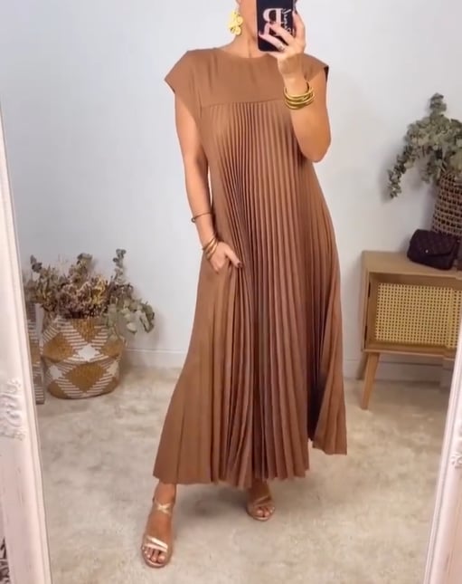 Lässiges Midikleid mit plissiertem Design, ideal für einen modernen und entspannten Look.