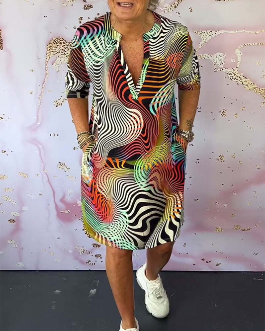 Bunt bedrucktes Taschenkleid mit V-Ausschnitt und halben Ärmeln