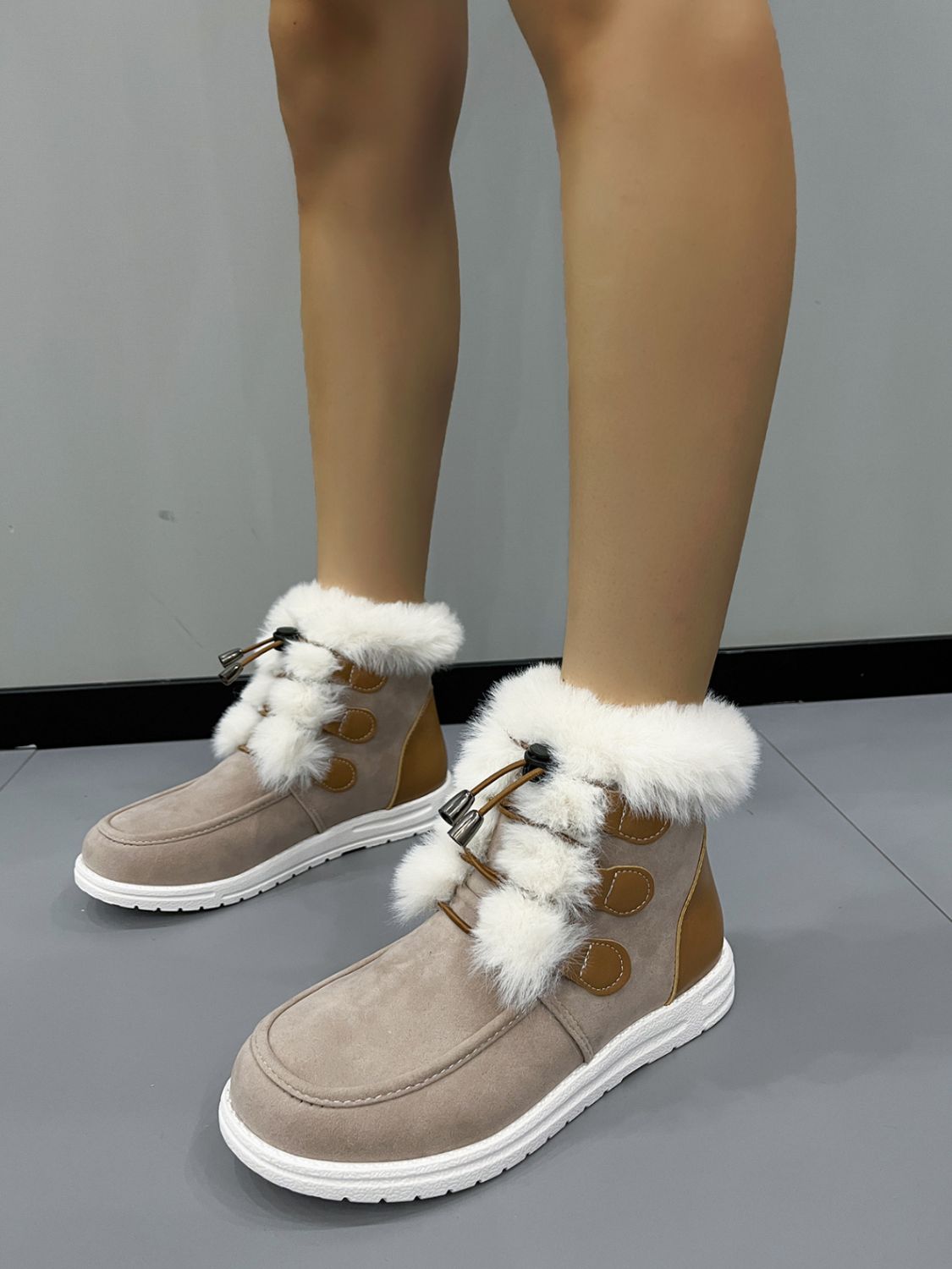 Wildlederstiefel mit runder Spitze und Plüscheinsatz