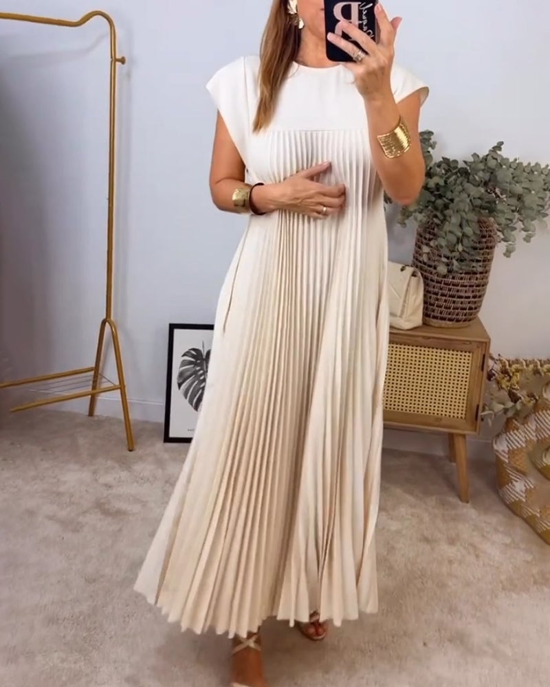Lässiges Midikleid mit plissiertem Design, ideal für einen modernen und entspannten Look.