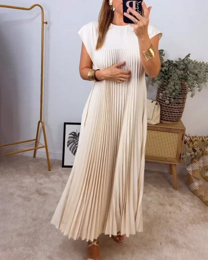 Lässiges Midikleid mit plissiertem Design, ideal für einen modernen und entspannten Look.