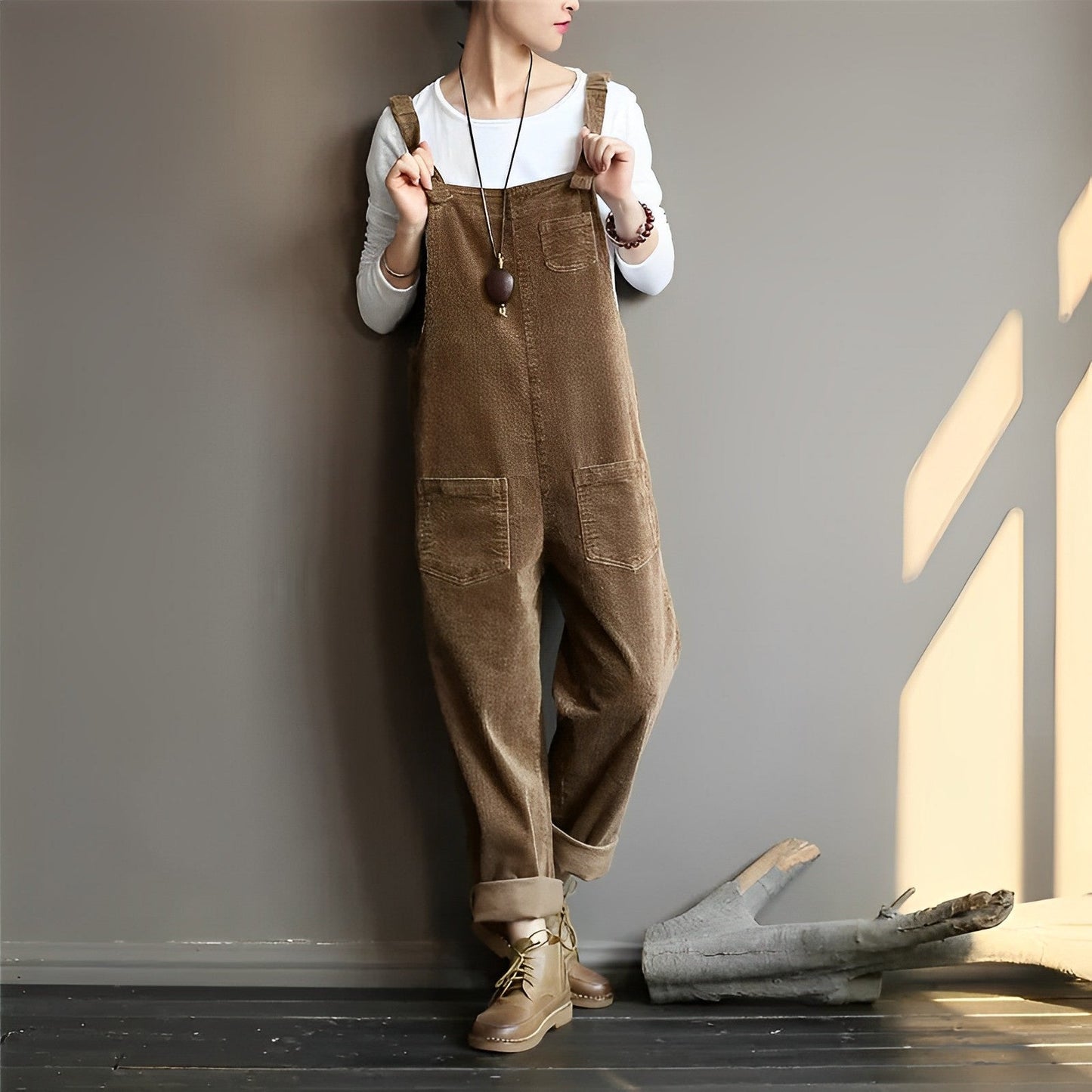 Mara - Retro-Latzhose aus Velours für die Frau Perfekt für den Frühling