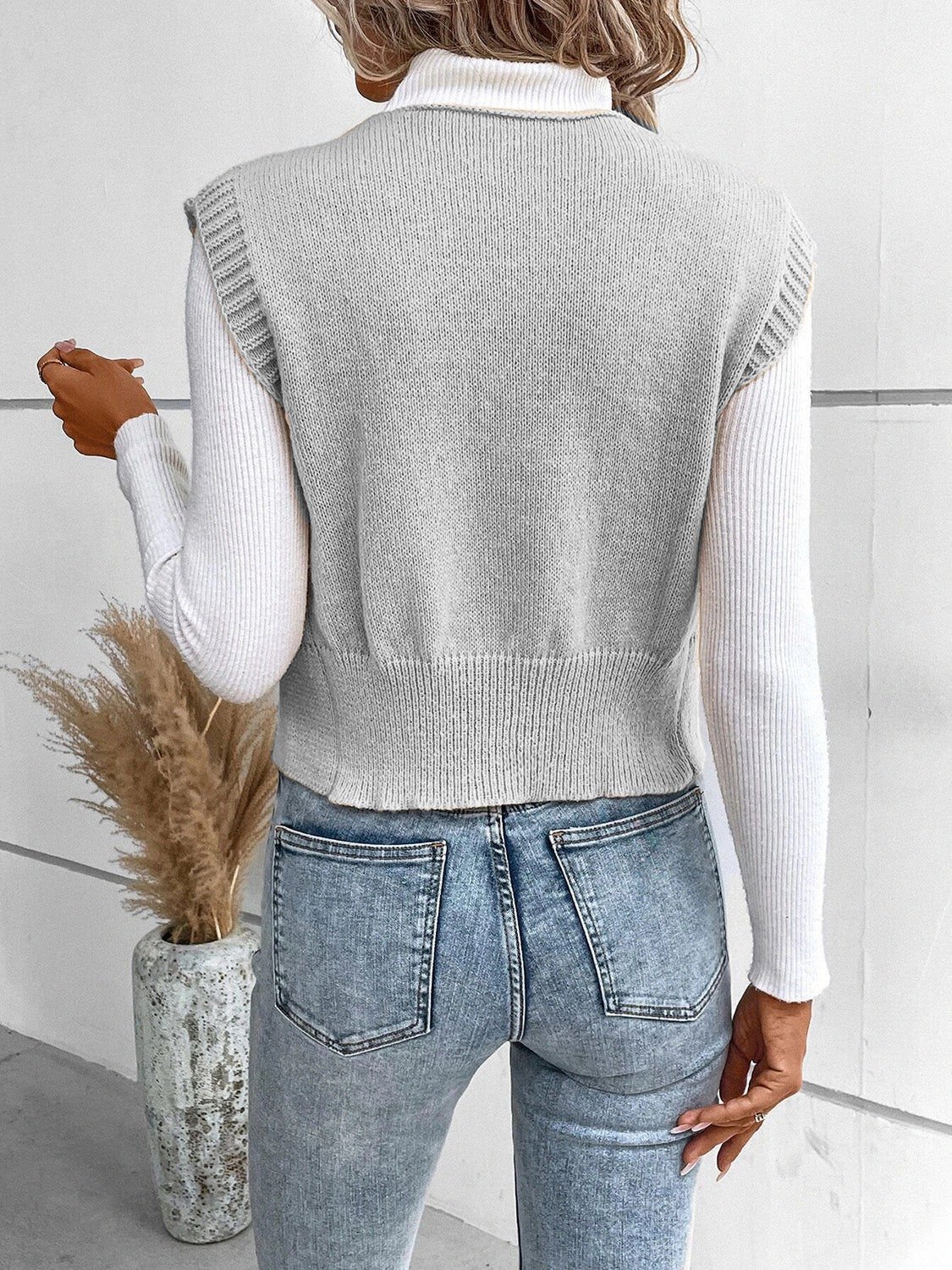 Mila - Strickweste mit V-Ausschnitt und Knöpfen für Damen