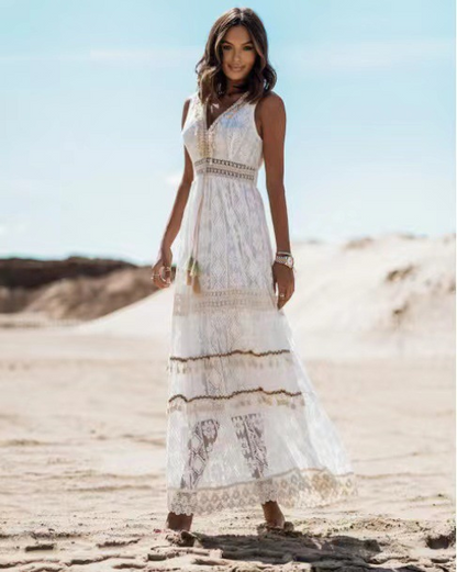Osmia - Maxikleid mit tiefem V-Ausschnitt und bestickter Spitze