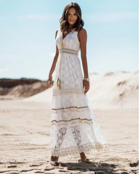 Osmia - Maxikleid mit tiefem V-Ausschnitt und bestickter Spitze