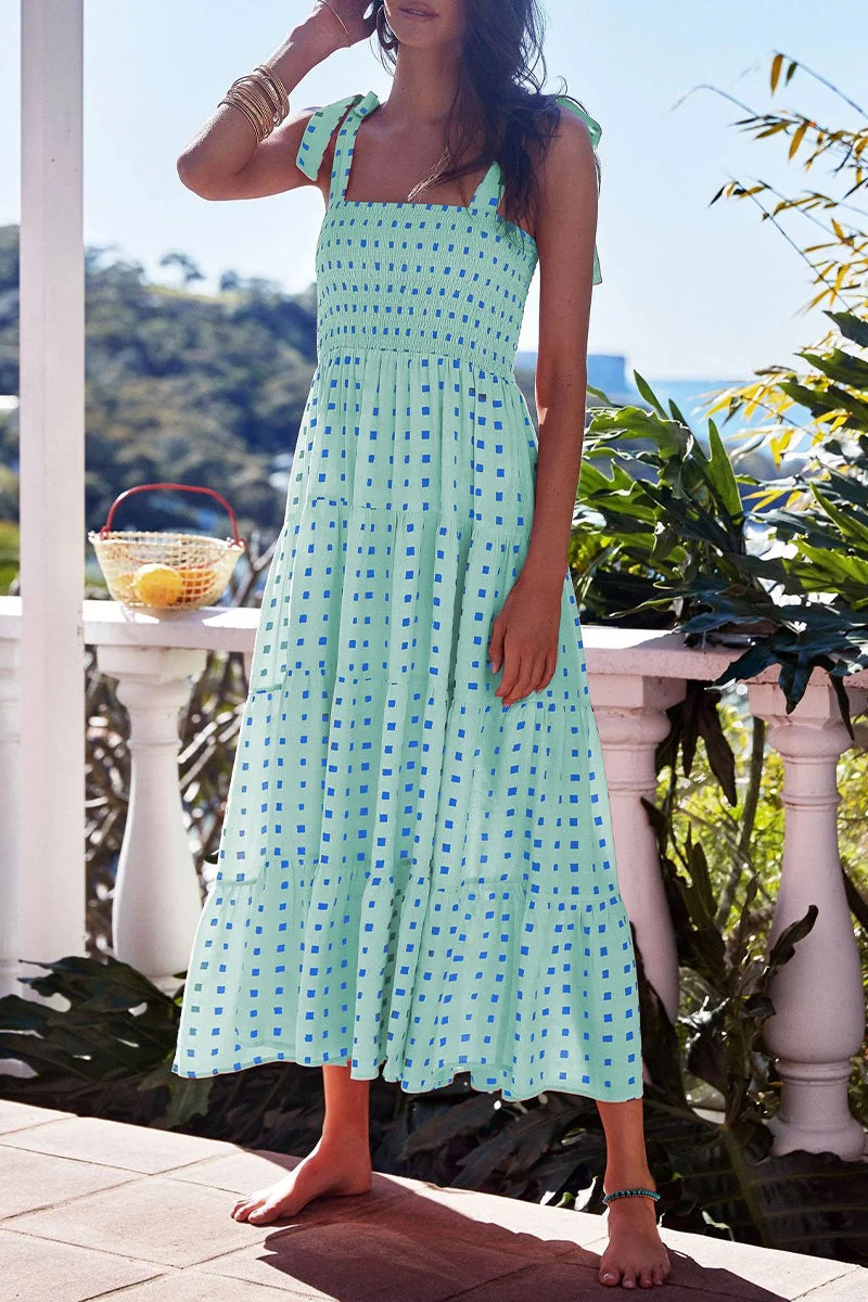 Kleid mit dünnen Trägern und Punkten auf der Fashion Street