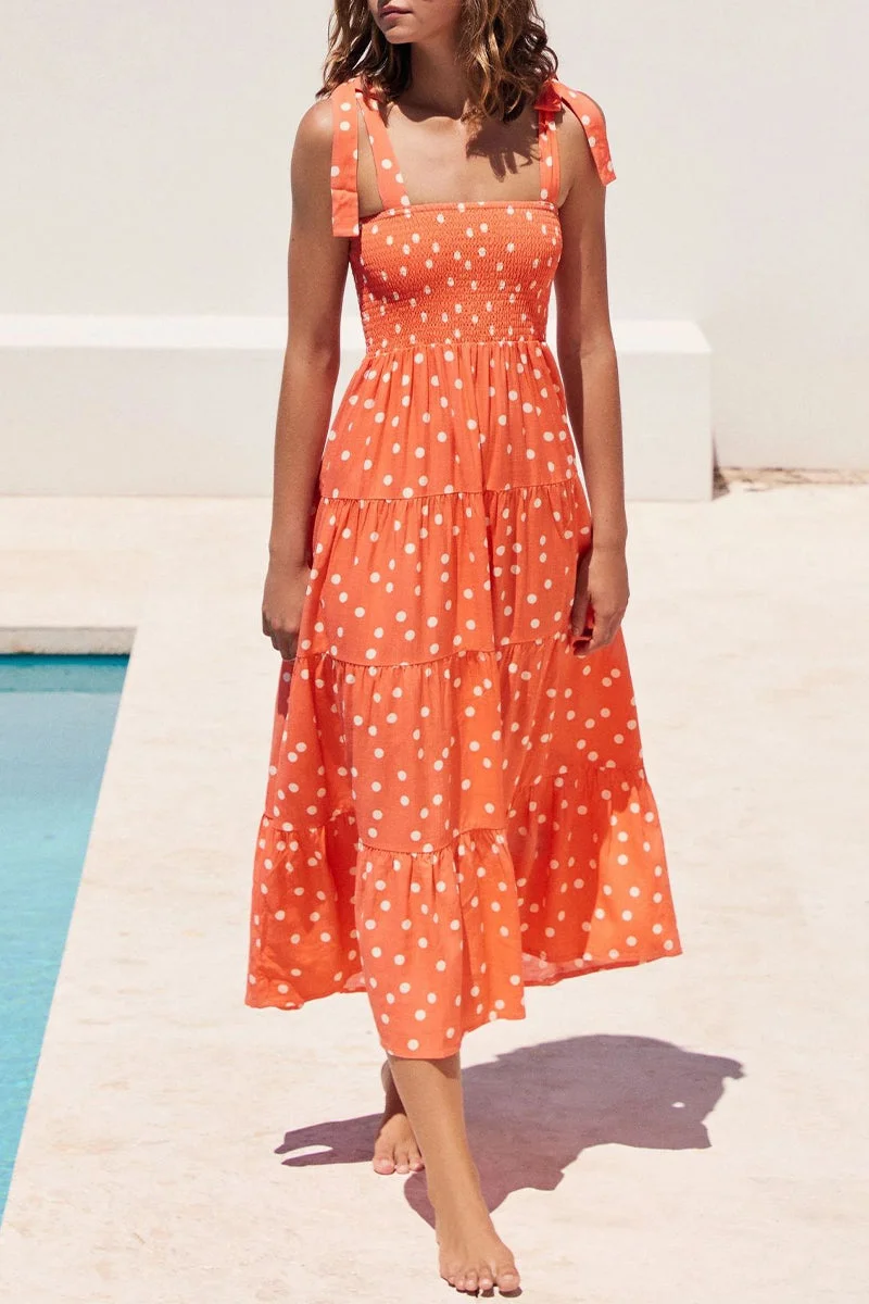 Kleid mit dünnen Trägern und Punkten auf der Fashion Street