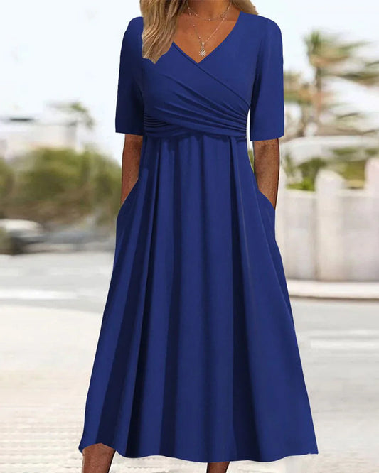 Kleid mit kurzen Ärmeln und gekreuztem Ausschnitt