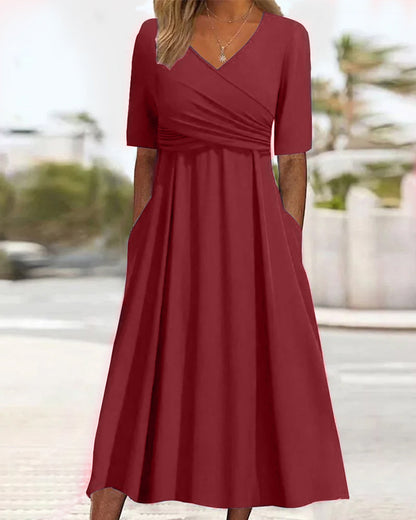 Kleid mit kurzen Ärmeln und gekreuztem Ausschnitt