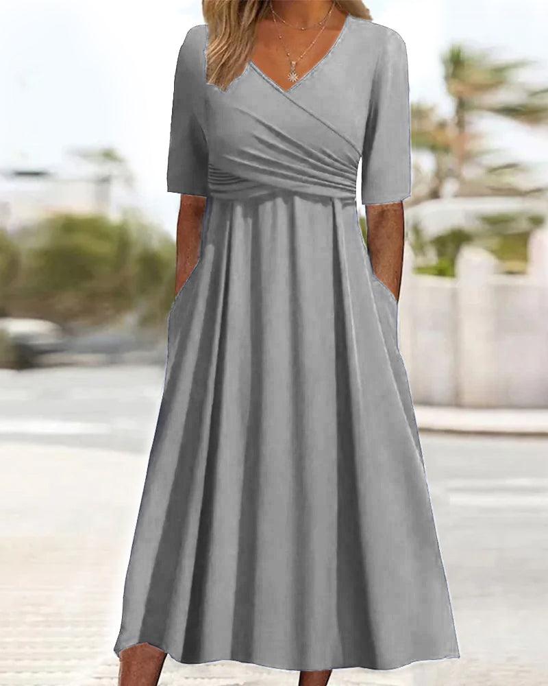 Kleid mit kurzen Ärmeln und gekreuztem Ausschnitt