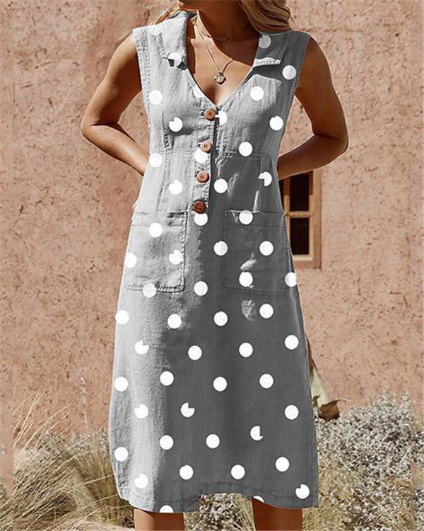 Elegantes Kleid mit Taschen und Punkten, mit Knöpfen verschließbar, in Übergröße